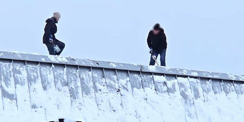 Nagranie Czytelnika zrobiło swoje. Ekipa odśnieżająca dach dworca wróciła w kaskach i szelkach asekuracyjnych [WIDEO]