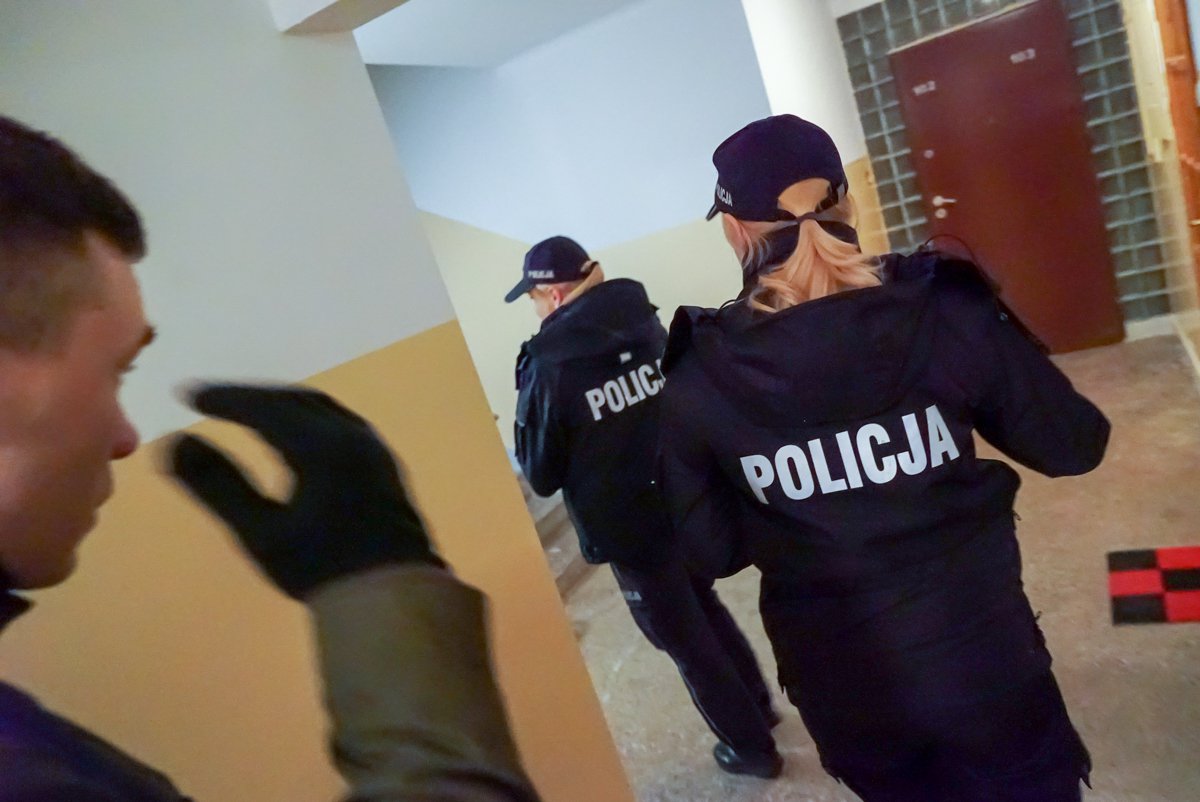 Osiedle Kormoran. Ranny mężczyzna na klatce schodowej. Interweniowała policja