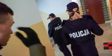 Osiedle Kormoran. Ranny mężczyzna na klatce schodowej. Interweniowała policja