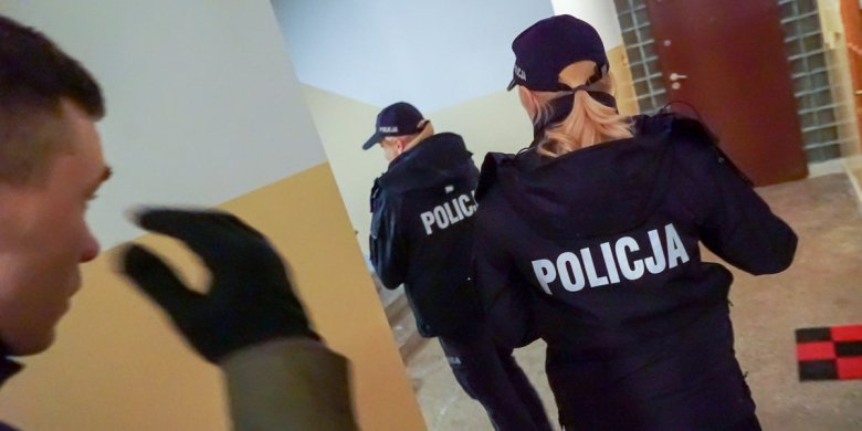 Osiedle Kormoran. Ranny mężczyzna na klatce schodowej. Interweniowała policja