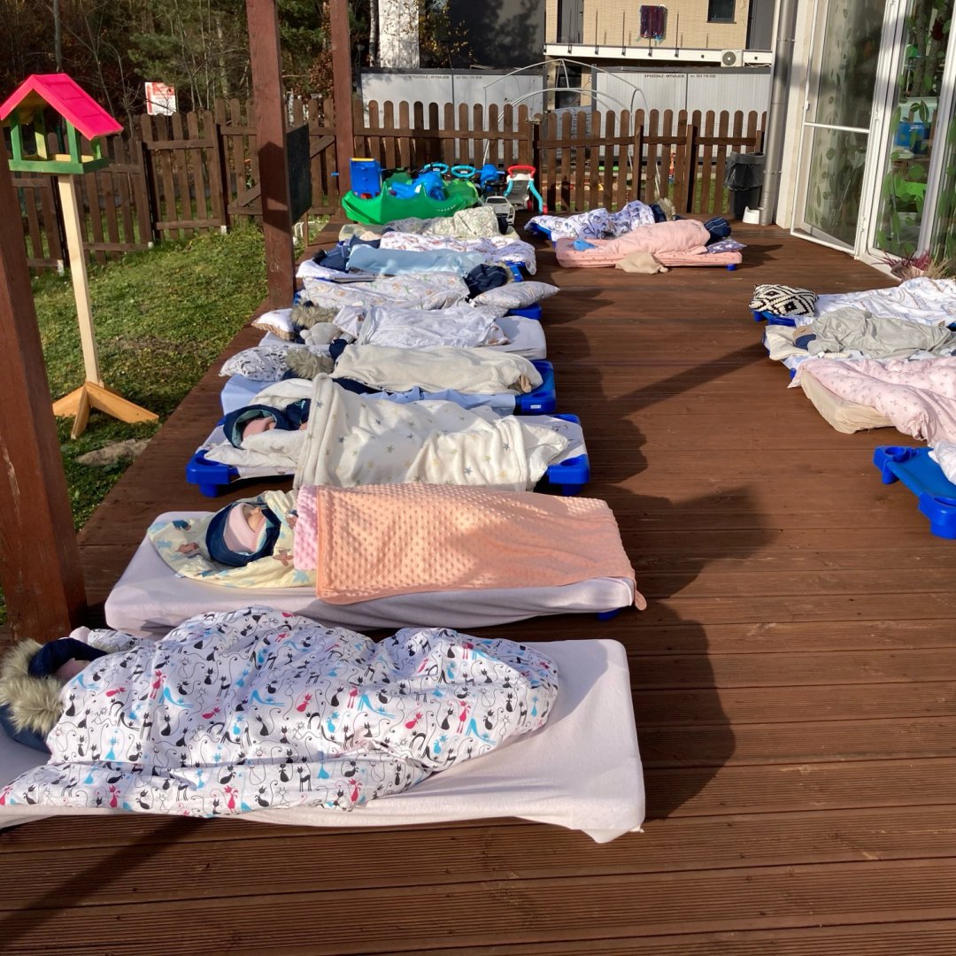 „Bliskość natury” w praktyce. Zimowe leżakowanie olsztyńskich maluchów hitem Internetu