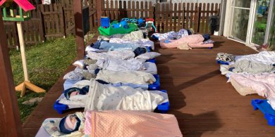 Artykuł: „Bliskość natury” w praktyce. Zimowe leżakowanie olsztyńskich maluchów hitem Internetu