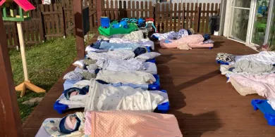 „Bliskość natury” w praktyce. Zimowe leżakowanie olsztyńskich maluchów hitem Internetu