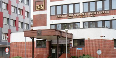 Artykuł: Pracownicy biorą coraz częściej L4 z powodu nadużycia alkoholu. Problem dotyczy głównie 40-latków
