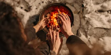 Jak zadbać o dłonie i stopy jesienią i zimą? Poznaj 5 wskazówek