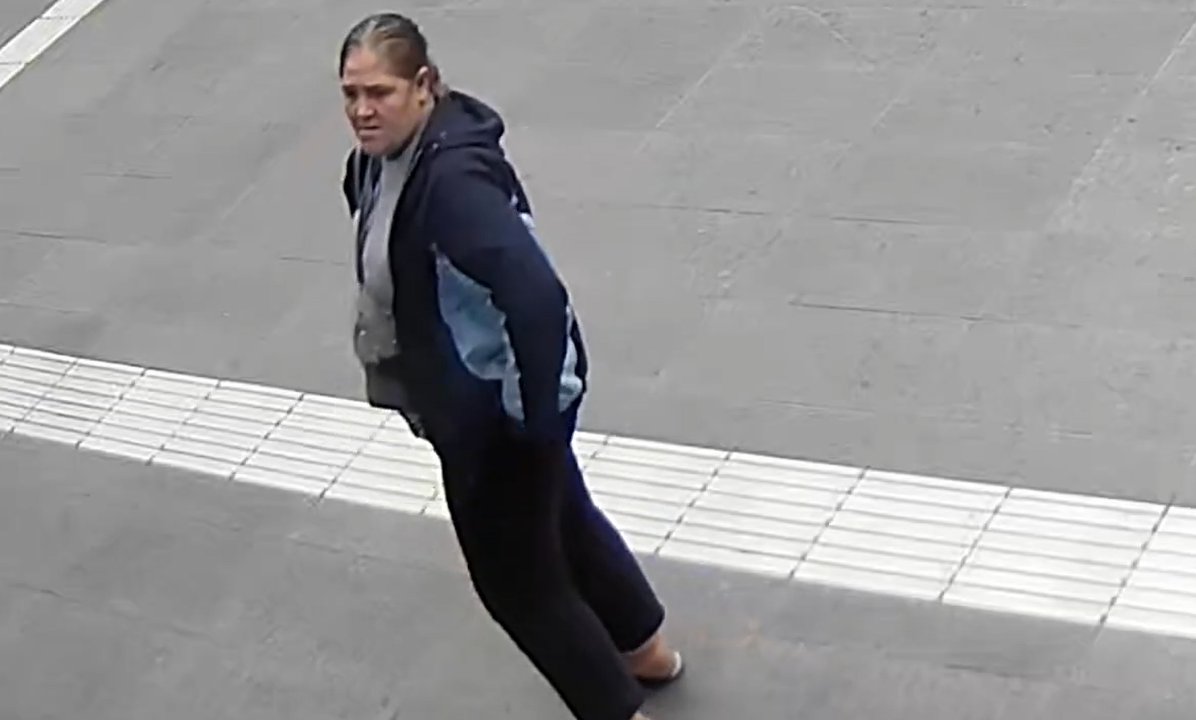 Olsztyn. Hyc do siaty i w nogi. Policja szuka pani, która "zaopiekowała się" cudzym portfelem [WIDEO]