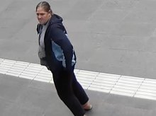 Olsztyn. Hyc do siaty i w nogi. Policja szuka pani, która "zaopiekowała się" cudzym portfelem [WIDEO]