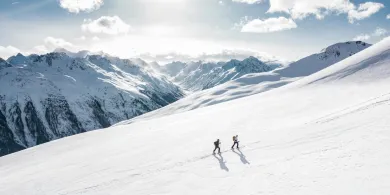 Lubisz zimowe wędrówki po górach? Sprawdź, w co warto się zaopatrzyć!