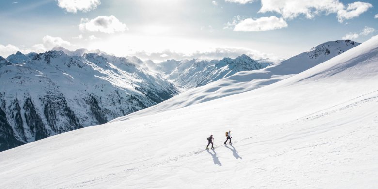Lubisz zimowe wędrówki po górach? Sprawdź, w co warto się zaopatrzyć!