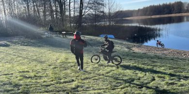 Artykuł: Rozjechana plaża i fala komentarzy. Naterki walczą z kierowcami elektrycznych motocykli