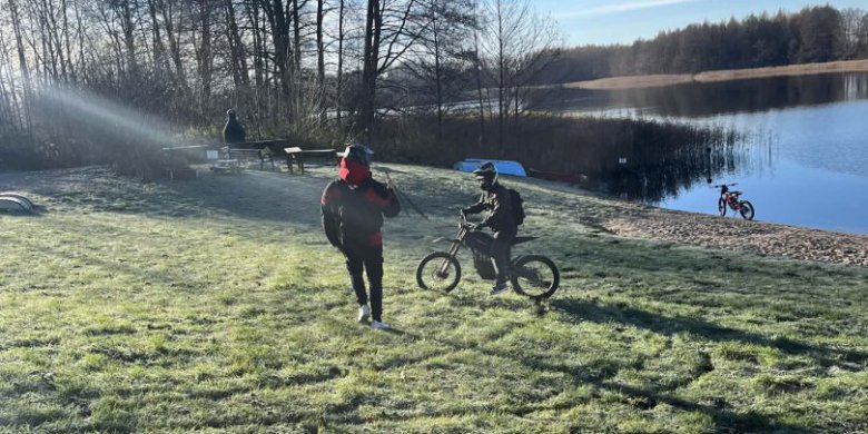 Rozjechana plaża i fala komentarzy. Naterki walczą z kierowcami elektrycznych motocykli