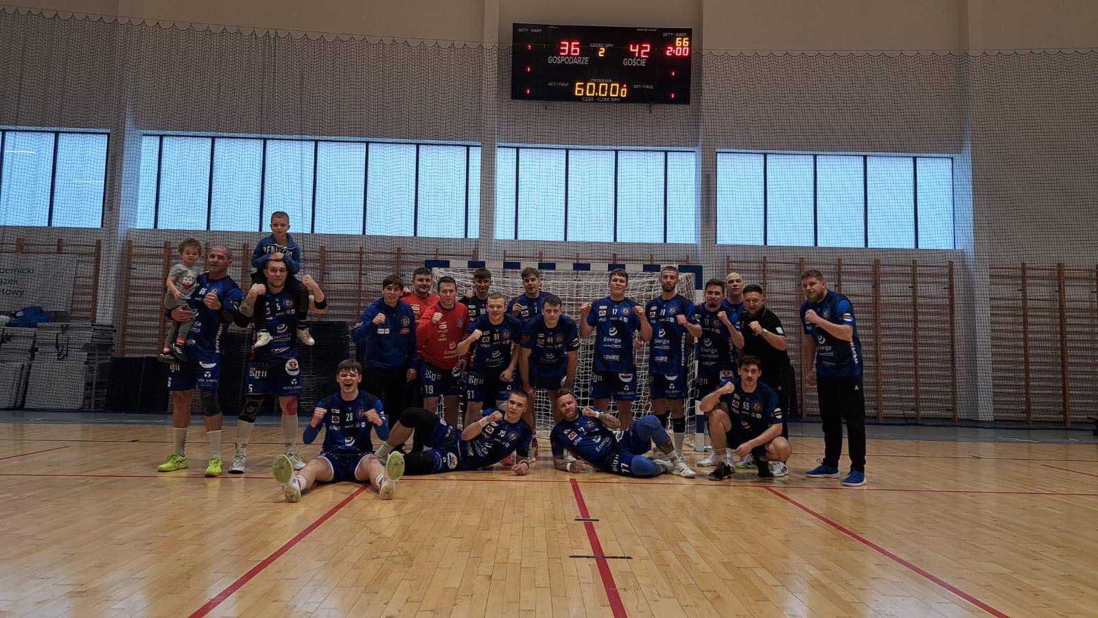 Piłka ręczna. Warmia Energa kończy rok zwycięstwem; Szczypiorniak o włos od remisu w Wejherowie