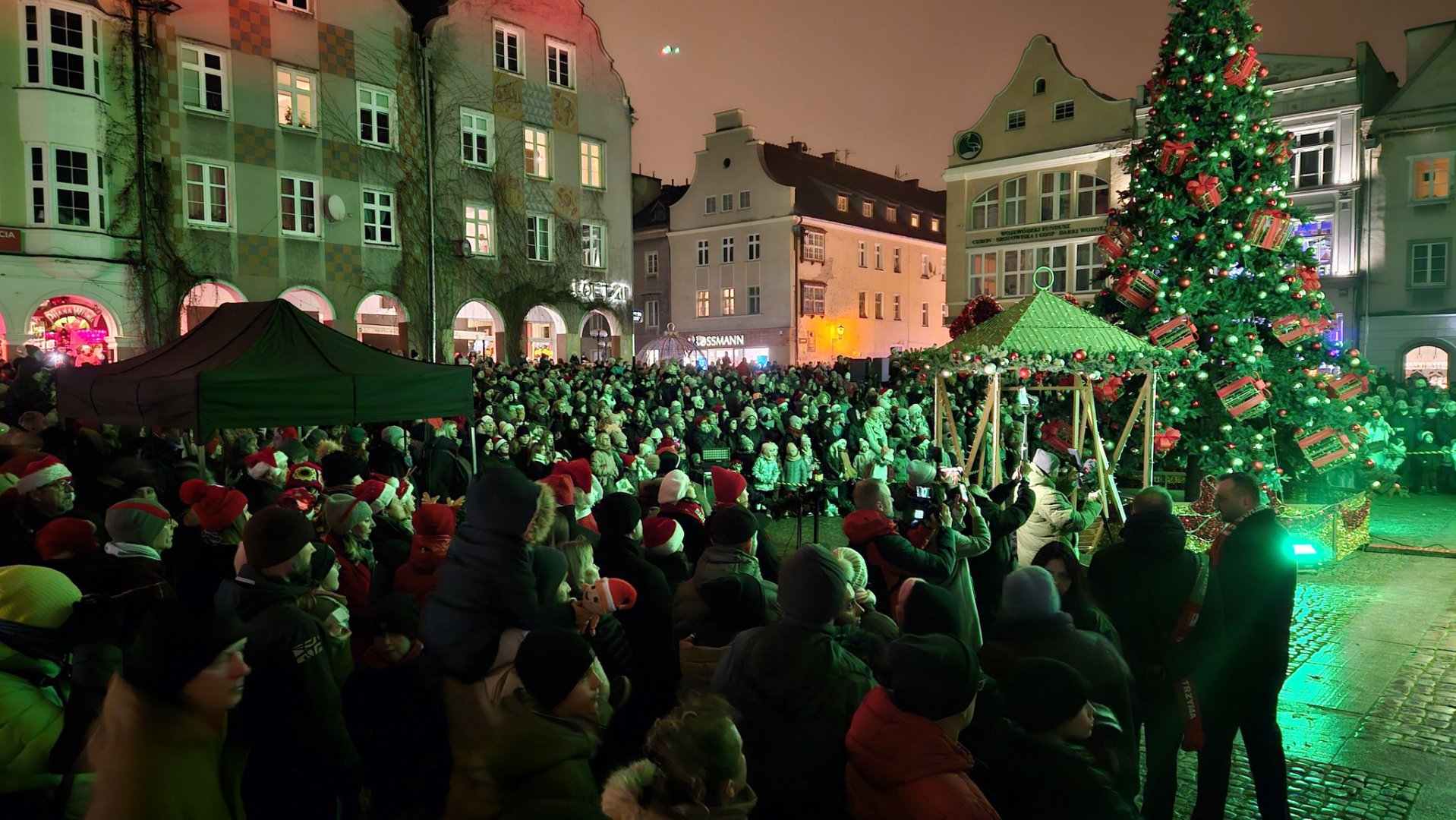 Olsztyn "odpalił" święta. Tłumy odliczały przed miejską choinką [ZDJĘCIA]
