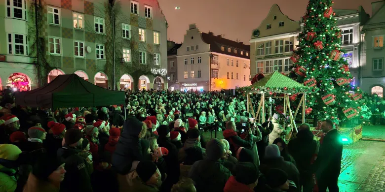 Olsztyn "odpalił" święta. Tłumy odliczały przed miejską choinką [ZDJĘCIA]