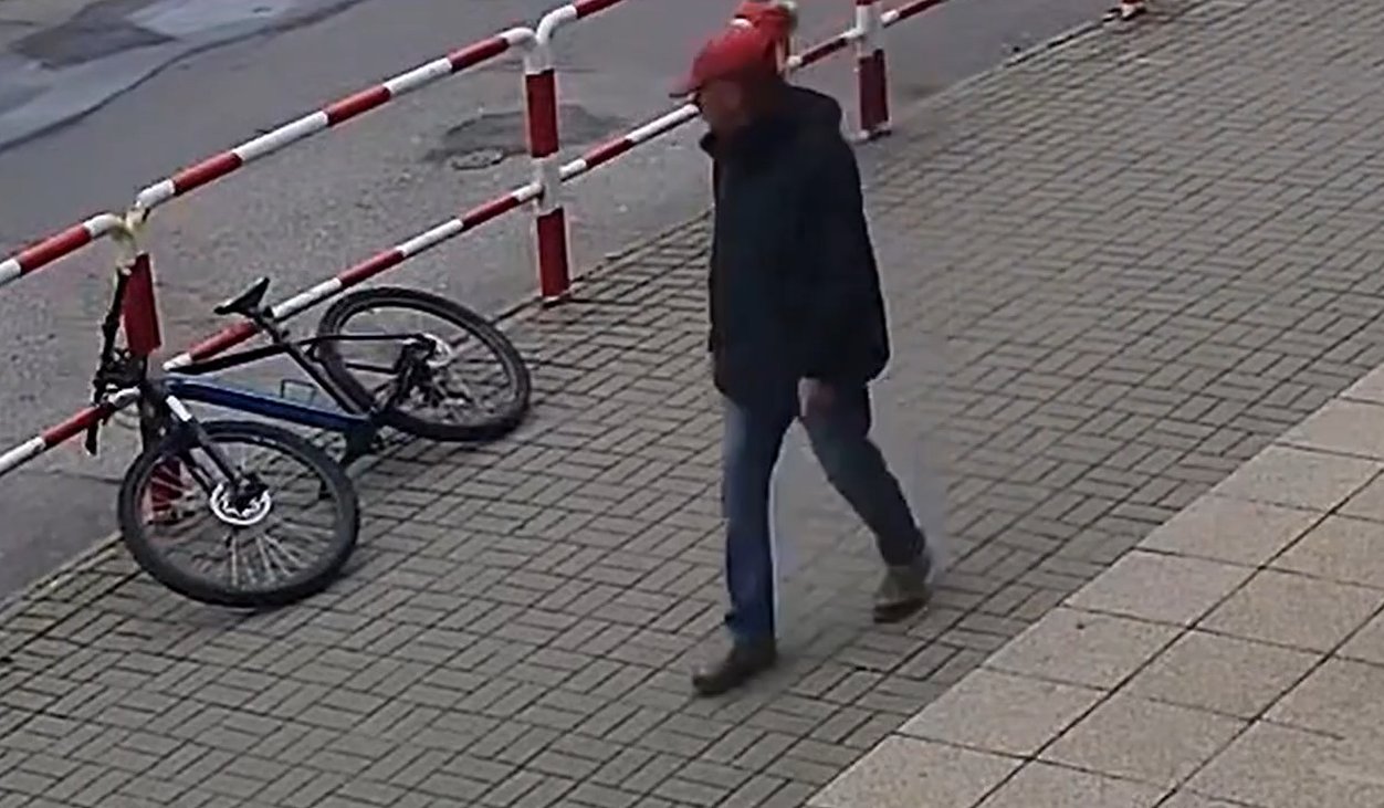 Olsztyn. Na głowie czerwona czapeczka, a w rękach lep na cudze rzeczy. Policja zaprasza na rozmowę [WIDEO]