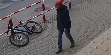 Olsztyn. Na głowie czerwona czapeczka, a w rękach lep na cudze rzeczy. Policja zaprasza na rozmowę [WIDEO]