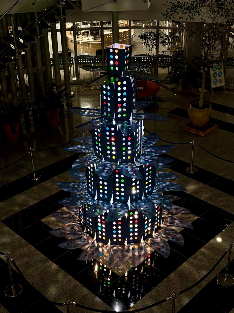 Choinka z metalowych ograniczników, która znosi bariery. Biblioteka Uniwersytecka UWM zaskakuje