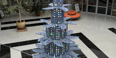 Choinka z metalowych ograniczników, która znosi bariery. Biblioteka Uniwersytecka UWM zaskakuje