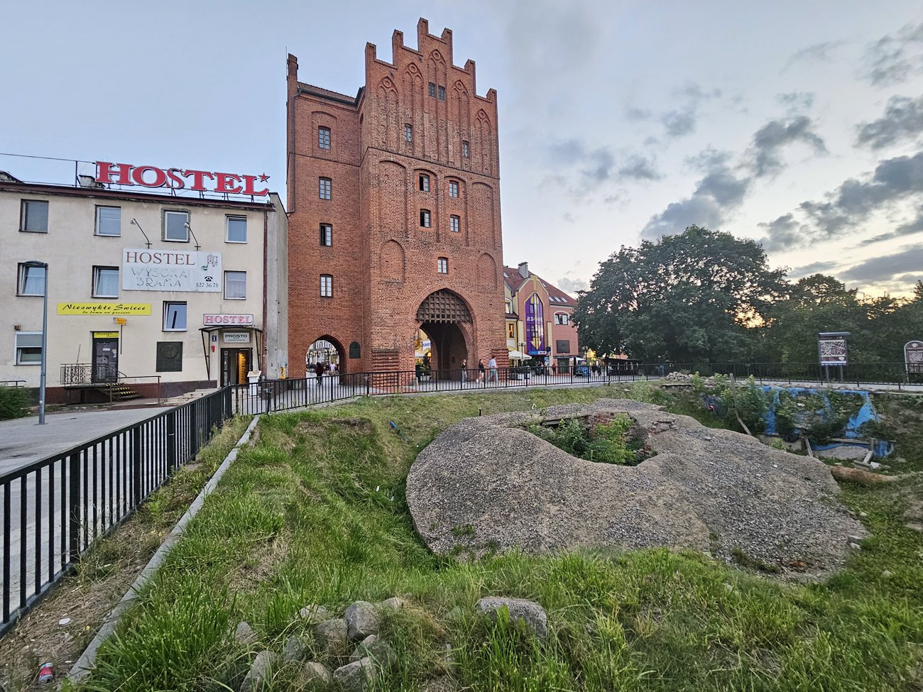 Dwie firmy chcą zająć się "dziurą" przed Wysoką Bramą