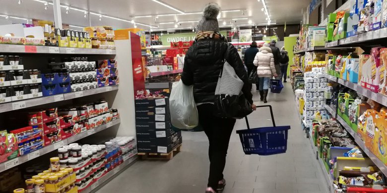 Ceny w sklepach hamują. Najnowszy raport przed świętami