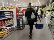 Ceny w sklepach hamują. Najnowszy raport przed świętami