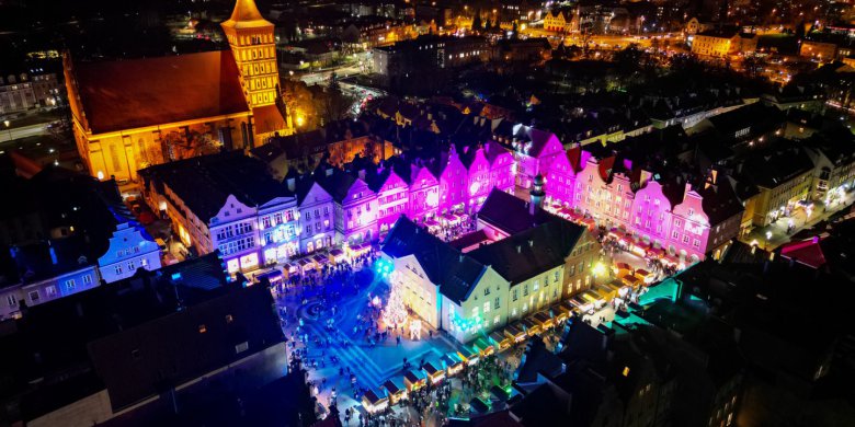 Warmiński Jarmark Świąteczny 2025 ruszył pełną parą! Tak wygląda starówka w bożonarodzeniowej odsłonie [ZDJĘCIA]