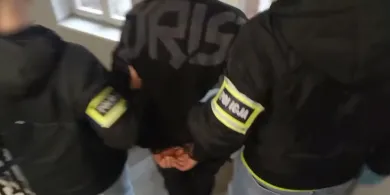 Olsztyn. Próbował zgubić policję, a zgubił... koło. W samochodzie miał skradzione elektronarzędzia i narkotyki