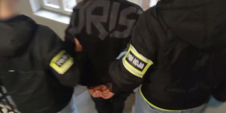 Olsztyn. Próbował zgubić policję, a zgubił... koło. W samochodzie miał skradzione elektronarzędzia i narkotyki