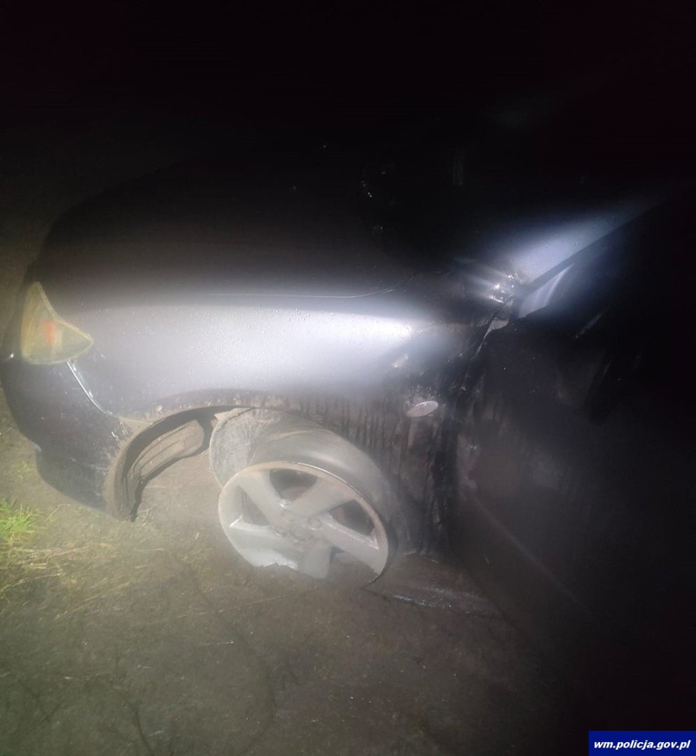 Olsztyn. Próbował zgubić policję, a zgubił... koło. W samochodzie miał skradzione elektronarzędzia i narkotyki