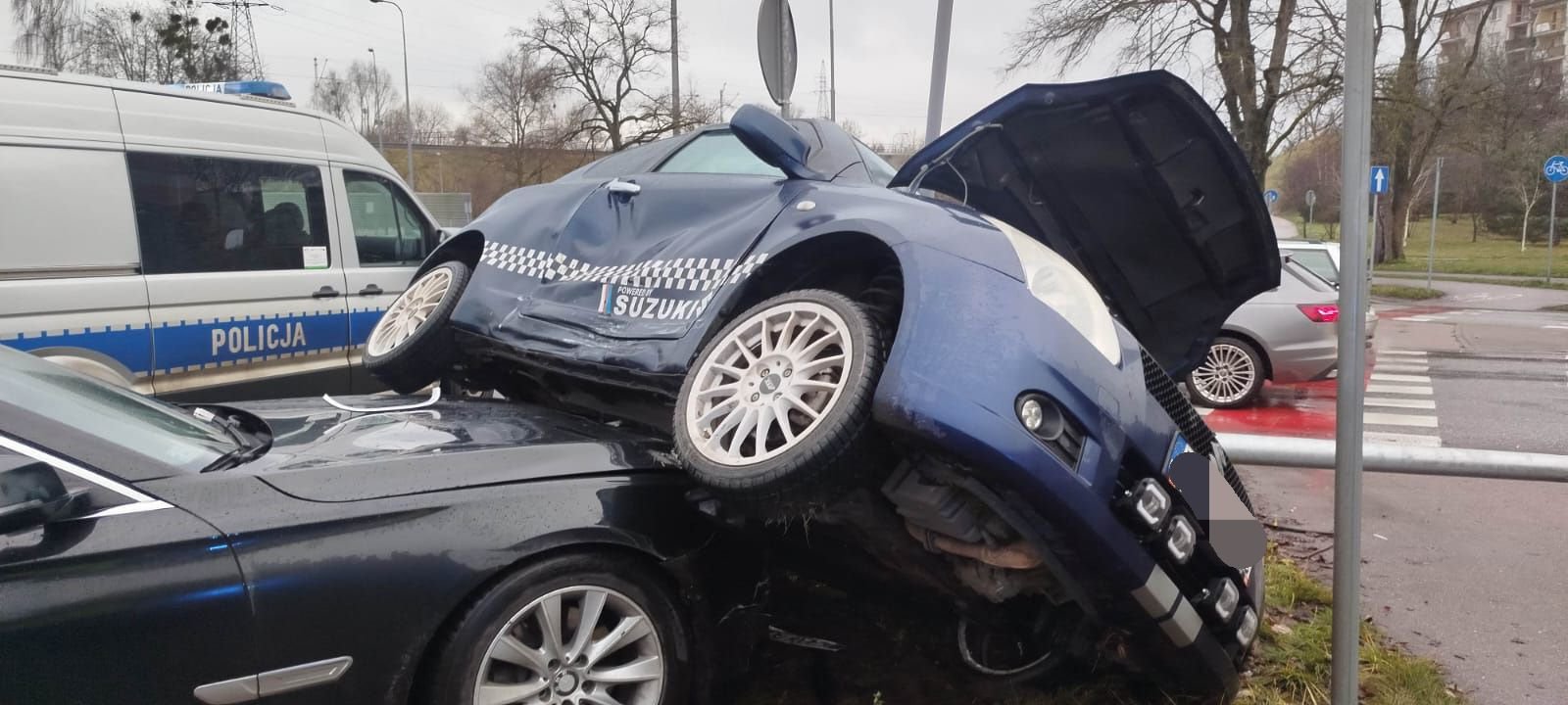 Dwie panie "spotkały się" na rondzie. Nie będą jednak mile tego wspominać