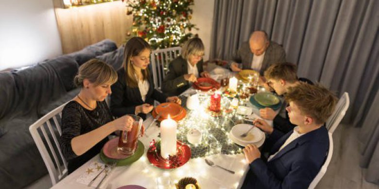 Artykuł: Świąteczne pole minowe: polityka, pieniądze i kalorie. Co dzieli Polaków przy wigilijnym stole?