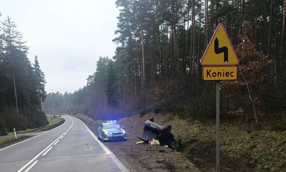 Pijani kierowcy na drogach powiatu olsztyńskiego. 41-latek wjechał do rowu, 49-latek miał 3 promile