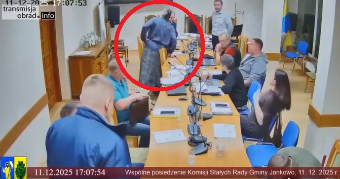 „Nie drzyj ryja!”, „Siad!”. Burzliwe posiedzenie komisji w Jonkowie hitem w sieci. Wójt i radna komentują zajście [WIDEO]