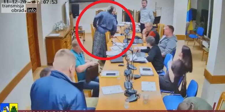 „Nie drzyj ryja!”, „Siad!”. Burzliwe posiedzenie komisji w Jonkowie hitem w sieci. Wójt i radna komentują zajście [WIDEO]