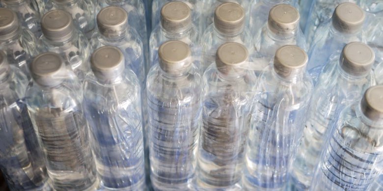 Pakowanie zbiorcze pod kontrolą – zastosowanie rękawów termokurczliwych w produkcji