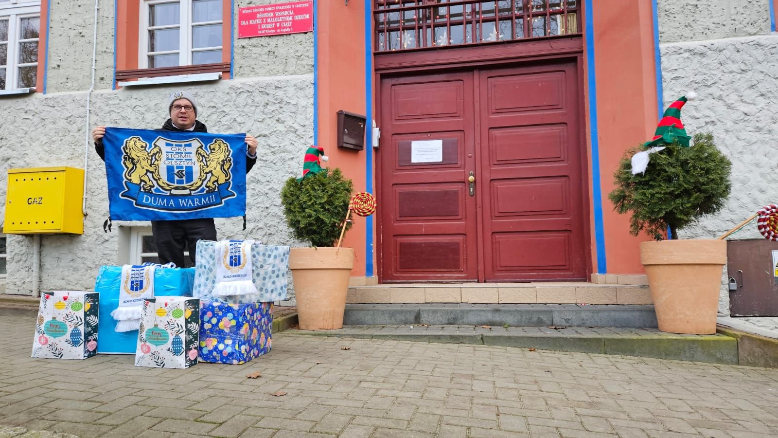 Biało-niebieski Mikołaj w akcji. Kibice Stomilu obdarowali setki potrzebujących