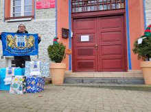 Biało-niebieski Mikołaj w akcji. Kibice Stomilu obdarowali setki potrzebujących