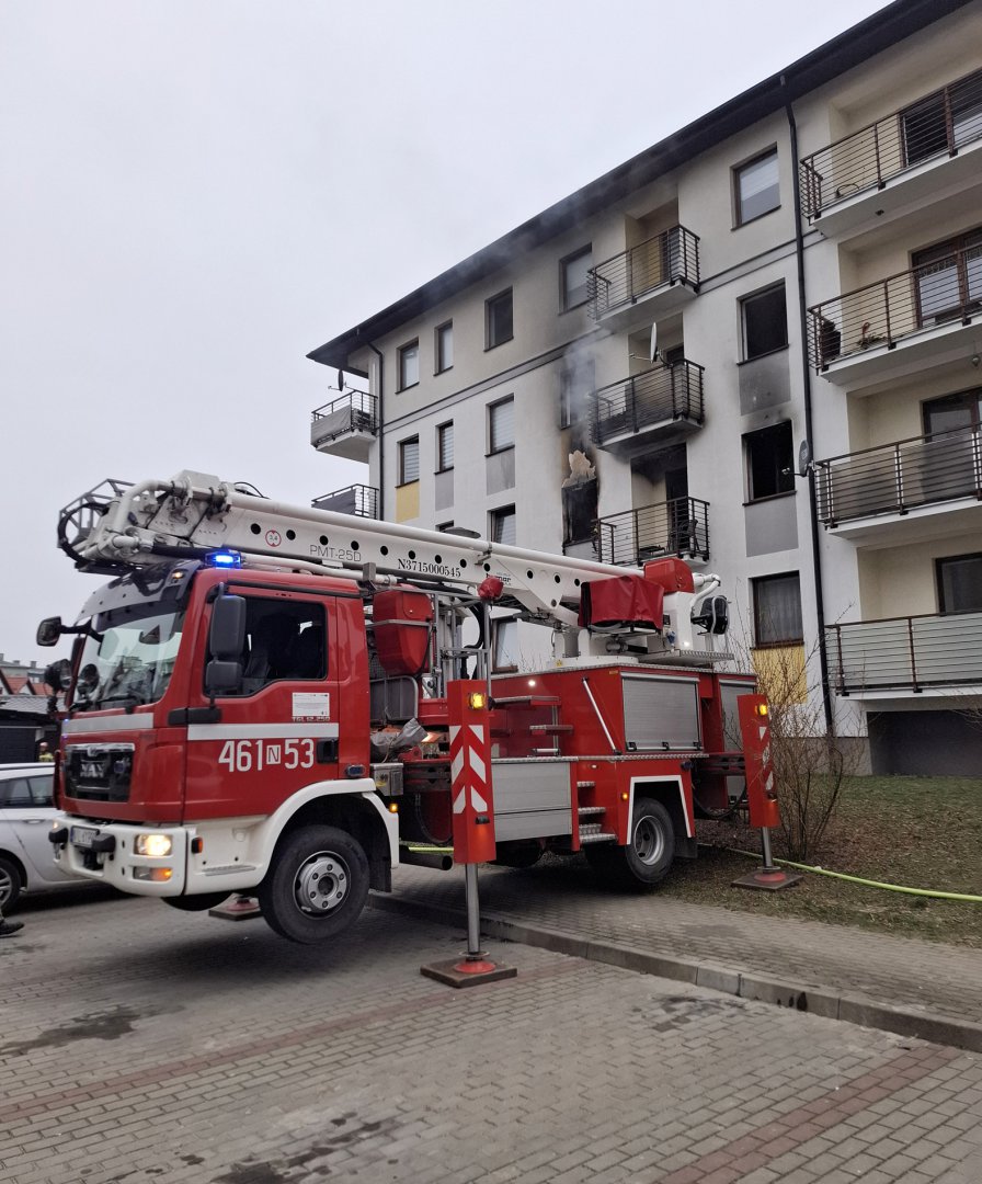 Pożar mieszkania na os. Piastowskim w Iławie. Ewakuowano 28 osób, dwie trafiły do szpitala