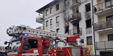 Artykuł: Pożar mieszkania na os. Piastowskim w Iławie. Ewakuowano 28 osób, dwie trafiły do szpitala