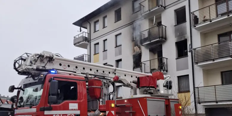 Pożar mieszkania na os. Piastowskim w Iławie. Ewakuowano 28 osób, dwie trafiły do szpitala