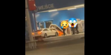 Artykuł: 20-latek w BMW stracił panowanie nad pojazdem i... uderzył w drzwi Castoramy [WIDEO]