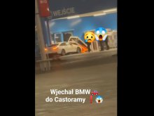20-latek w BMW stracił panowanie nad pojazdem i... uderzył w drzwi Castoramy [WIDEO]