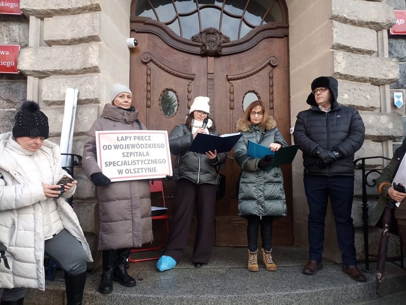 "Łapy precz od Wojewódzkiego Szpitala Specjalistycznego w Olsztynie". Pikieta przed urzędem marszałkowskim