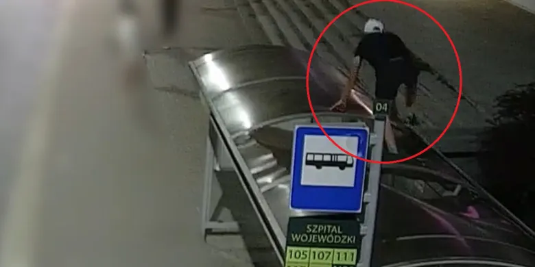 Olsztyn. Młody cyrkowiec poszukiwany. Uszkodził wiatę na ul. Żołnierskiej [WIDEO]