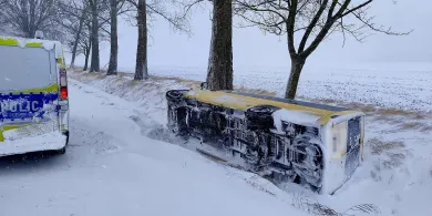 Samochody lądują w rowach i na drzewach. Kierowcy na Warmii i Mazurach walczą z atakiem zimy [ZDJĘCIA]