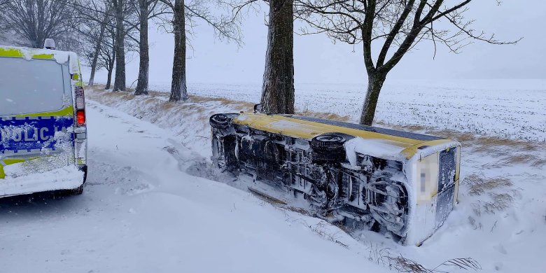 Samochody lądują w rowach i na drzewach. Kierowcy na Warmii i Mazurach walczą z atakiem zimy [ZDJĘCIA]
