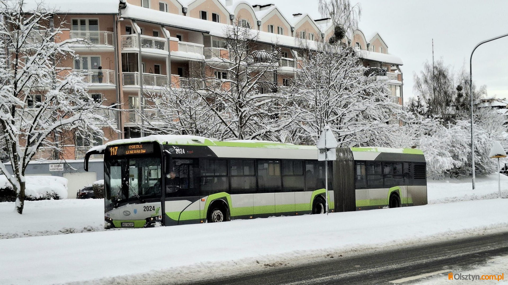 Ekstremalne opady śniegu paraliżują Olsztyn. Miasto apeluje: zostawcie auta w domu, dziś brak kontroli biletów