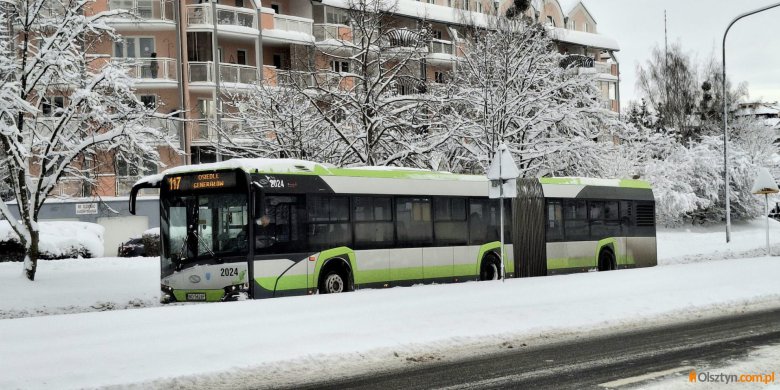 Ekstremalne opady śniegu paraliżują Olsztyn. Miasto apeluje: zostawcie auta w domu, dziś brak kontroli biletów