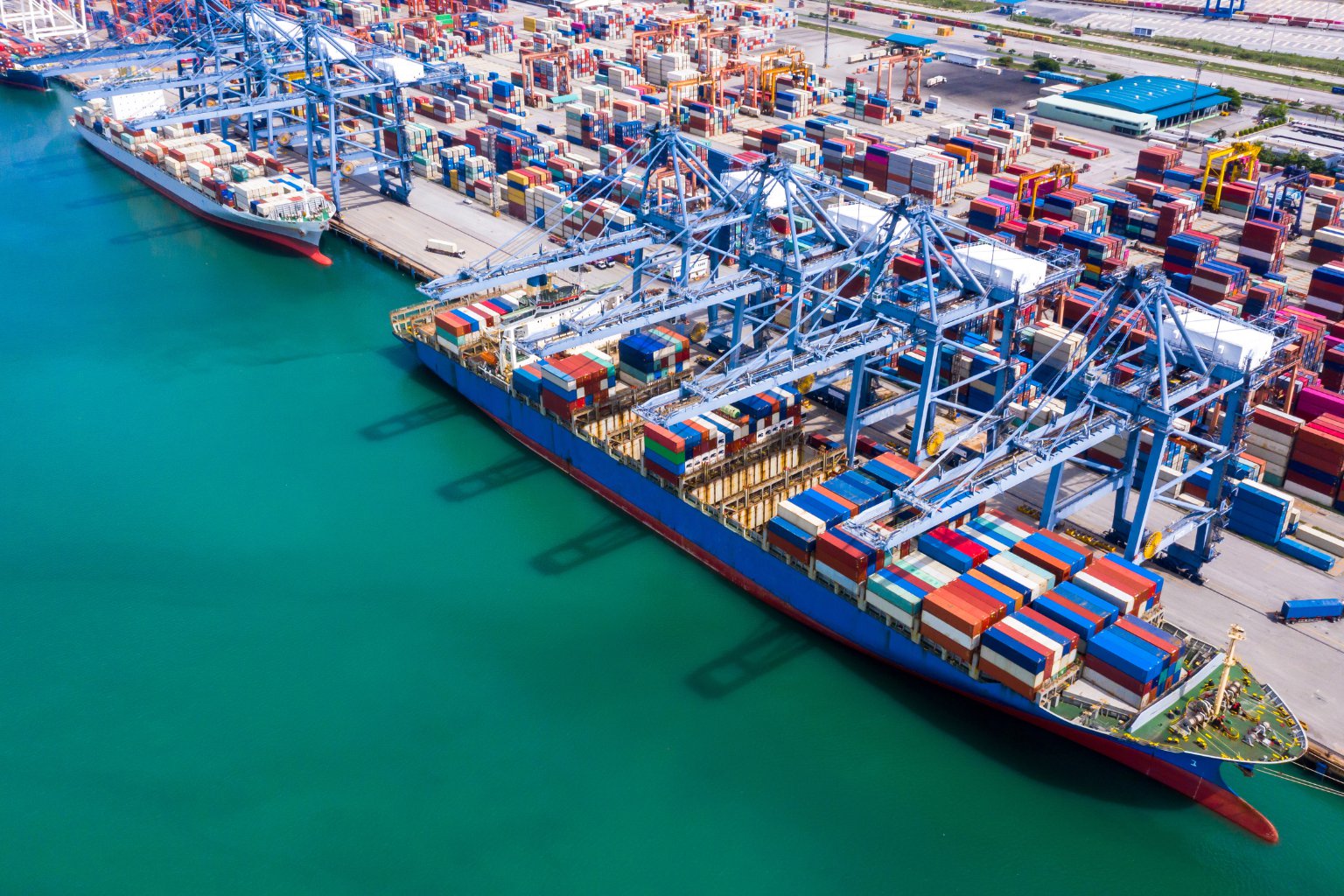 Małe przesyłki, wielkie oszczędności – jak działa transport morski drobnicowy