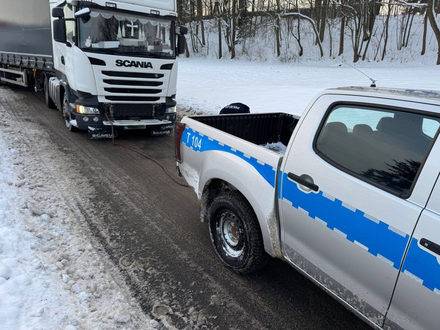 Kierowca cieżarówki nie mógł wyjechać ze stacji paliw przy al. Warszawskiej. Pomogli policjanci
